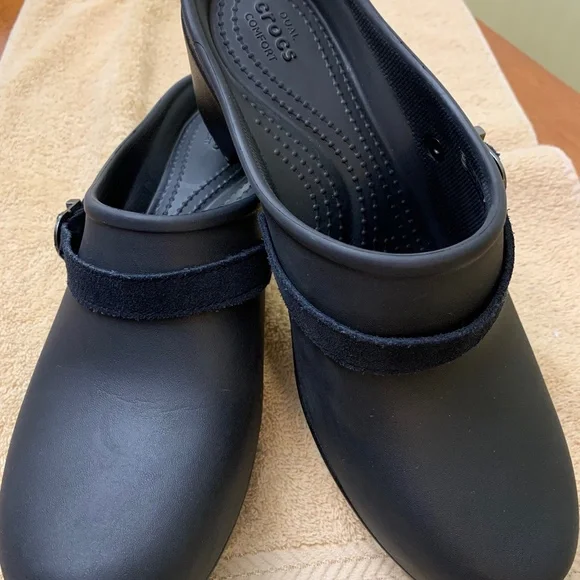 Crocs Clogs - Picture 1 of 8